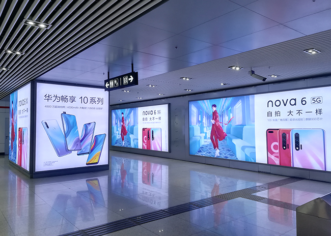 地铁站媒体灯箱画面